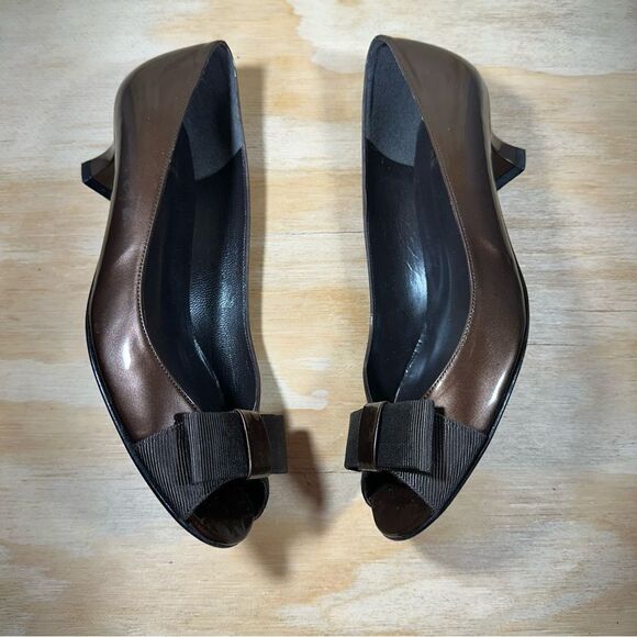 Stuart Weitzman Brown Low Heeled Pumps with Bow Detail Women’s Size 5. - Picture 5 of 8